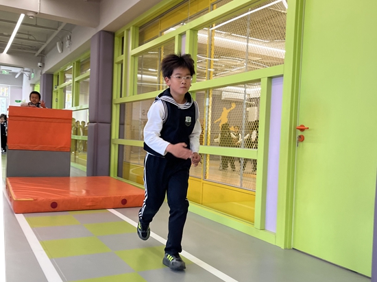 學(xué)生在南樓二層的體能教師訓(xùn)練。人民網(wǎng)記者孫競 攝