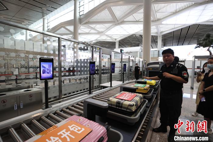 （高質(zhì)量發(fā)展調(diào)研行）探訪?？诿捞m國際機(jī)場封關(guān)運(yùn)作項(xiàng)目：將實(shí)現(xiàn)旅客“無感通關(guān)”