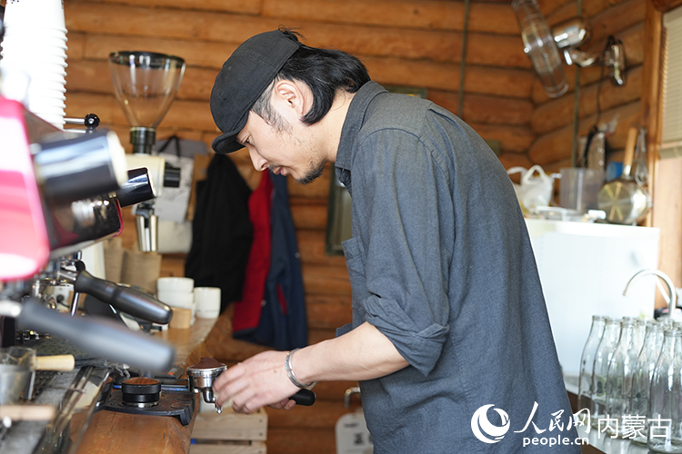 喻曉在小木屋中制作咖啡。人民網(wǎng)記者 李睿攝