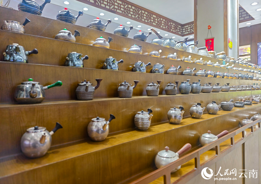 8新華村一家銀器店里的各類銀器。人民網(wǎng)記者 符皓攝 8新華村一家銀器店里的各類銀器。人民網(wǎng)記者 符皓攝