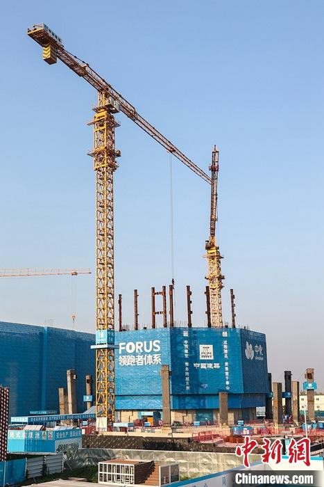 從完成頂層設計到如火如荼大規(guī)模建設，六年來，雄安新區(qū)如春天的竹子一般拔節(jié)生長，這座承載千年大計的“未來之城”已雄姿初顯。從“一張白紙”開始著墨，如今的雄安新區(qū)已是濃墨重彩的“山水畫”。<a target='_blank' href='/'>中新社</a>記者近日走訪了雄安新區(qū)多地，從“藍綠金”三色感受這座“未來之城”的巨大變化。圖為7月19日，河北雄安新區(qū)，中國中化總部基地項目施工現場。 <a target='_blank' href='/'>中新社</a>記者 易海菲 攝