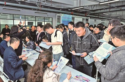 2024年3月，在蘭州大學(xué)2024屆畢業(yè)生大型春季綜合雙選會現(xiàn)場，青年學(xué)子踴躍報名西部用人單位。 蘭州大學(xué)供圖