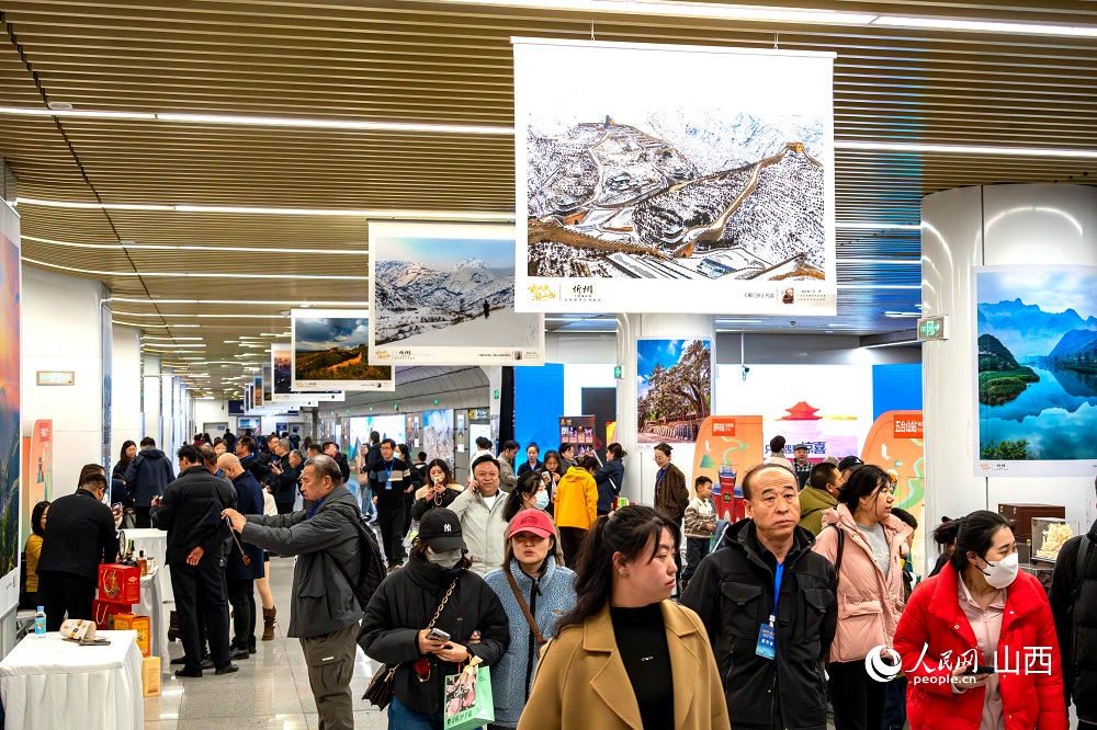 “相約忻州·盡享冬韻”暨“乘地鐵游山西”主題攝影展（忻州）在太原地鐵長風街站啟幕。