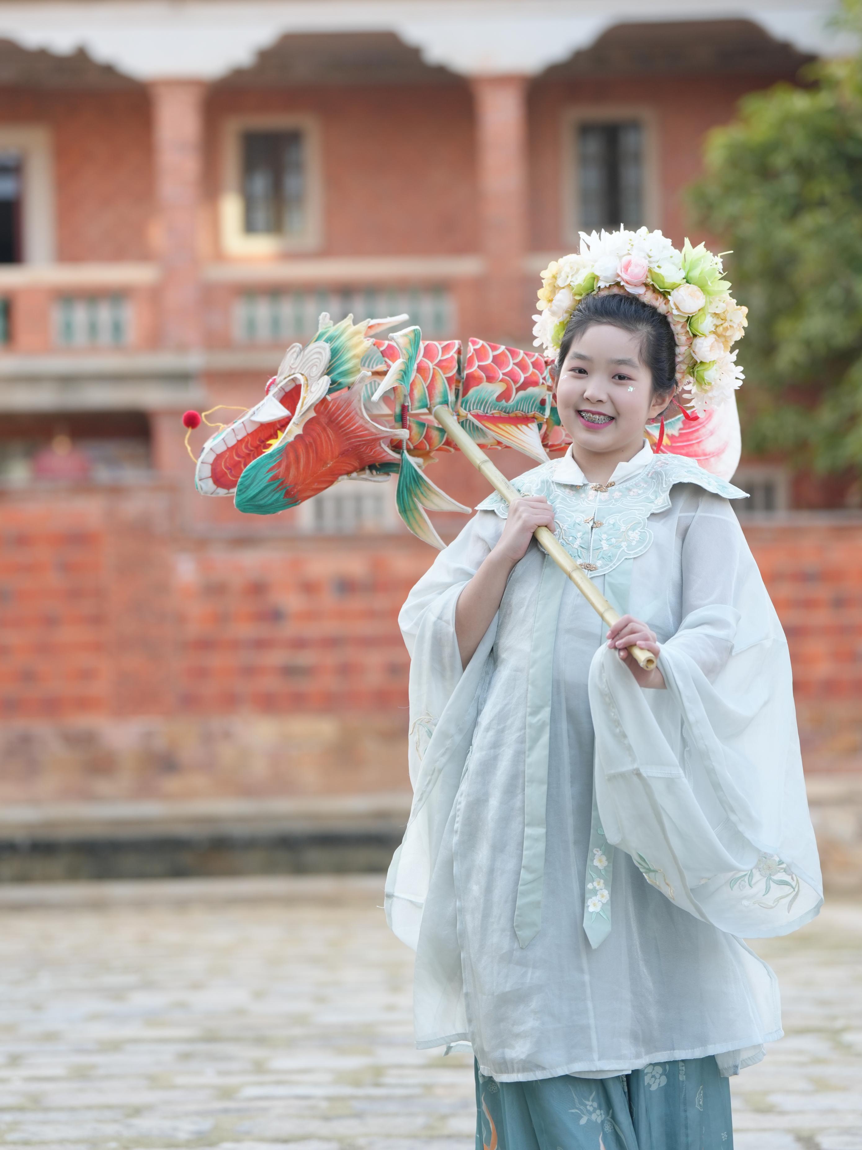 在泉州，沈女士為女兒拍下頭戴簪花的照片。受訪者供圖