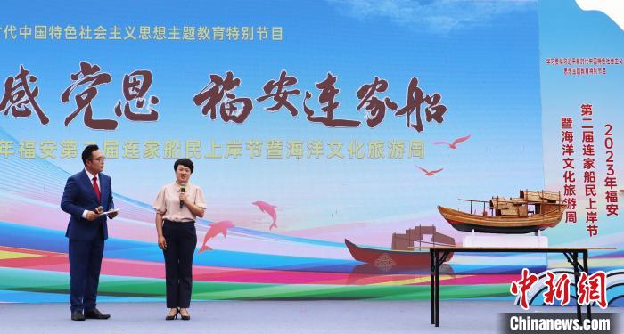 村民分享連家船民“搬上來(lái)、住下來(lái)、富起來(lái)”的故事和難忘經(jīng)歷?！×珠派?攝