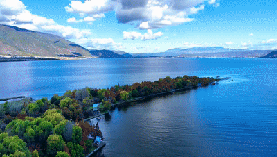 大理洱海畔。