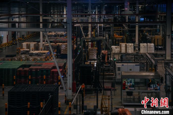 基地依托數(shù)字技術打造“黑燈工廠”?！±钅宪?攝