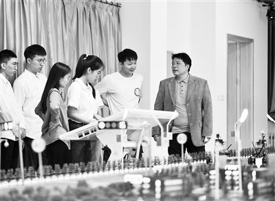 圖為天津大學(xué)智能與計(jì)算學(xué)部教師在沙盤教室內(nèi)給學(xué)生講授智能駕駛等方面的內(nèi)容。 新華社記者 趙子碩攝