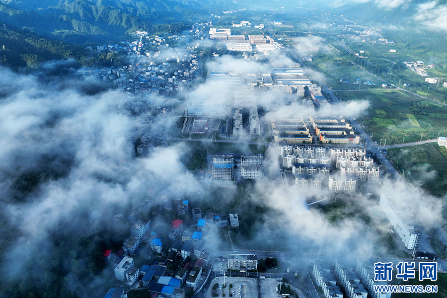 重慶:八月里云海流瀑 瞰群山如畫