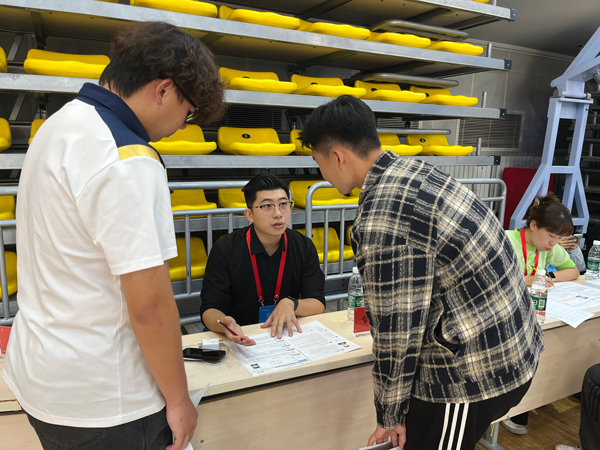 招聘會(huì)上，老師為畢業(yè)生開(kāi)展就業(yè)指導(dǎo)。校方供圖