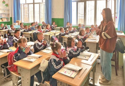 2023年5月，西北師范大學(xué)學(xué)生在新疆阿克蘇地區(qū)溫宿縣吐木秀克鎮(zhèn)第一小學(xué)實習(xí)支教。 卓杰攝