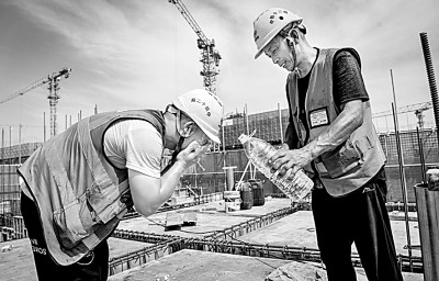 近日,多地迎來高溫天氣,圖為中鐵十二局工人在河北雄安新區(qū)大河片區(qū)安置房項目建設現(xiàn)場洗臉解暑。 新華社發(fā)