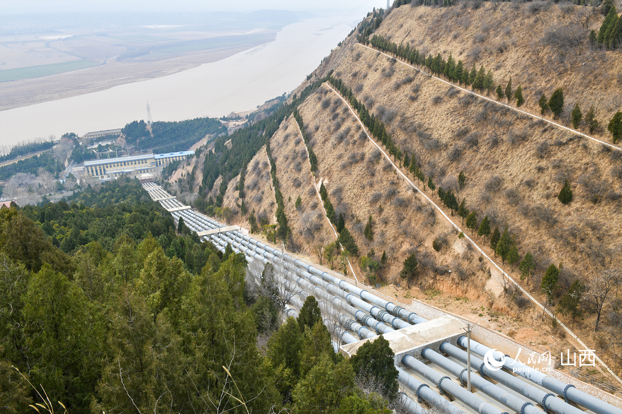 大禹渡灌區(qū)6條約700米的管道將黃河水引上旱塬。人民網(wǎng)記者 焦搏文攝