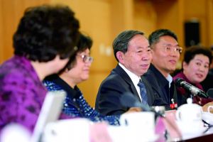 3月8日，全國政協(xié)舉行教育界別聯(lián)組會議，教育部部長袁貴仁右三到會聽取建議。