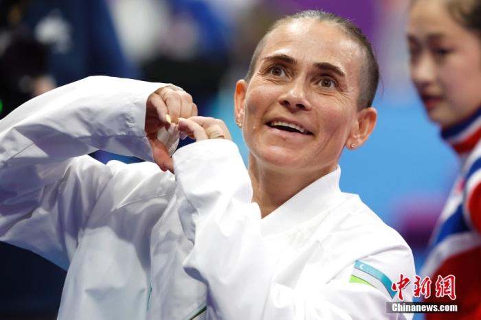 資料圖：9月28日，杭州第19屆亞運(yùn)會(huì)競(jìng)技體操女子跳馬決賽在黃龍?bào)w育中心體育館舉行。烏茲別克斯坦選手丘索維金娜以13.383分獲得該項(xiàng)目第四名。圖為丘索維金娜在賽后向觀眾比心。<a target='_blank' href='/'>中新社</a>記者 富田 攝