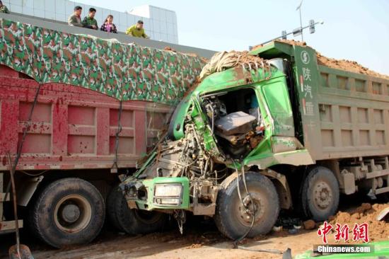 資料圖：渣土車追尾事故。張一辰 攝