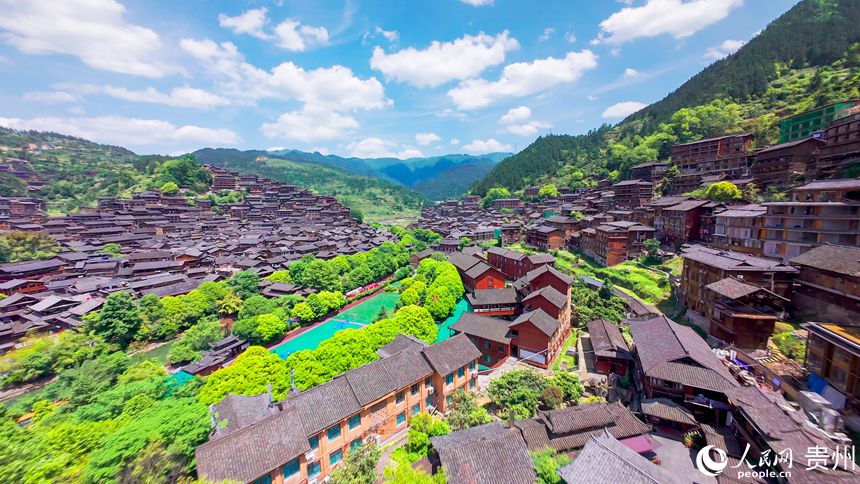 1 穿越機(jī)視角下的西江千戶苗寨。人民網(wǎng)記者 涂敏 攝