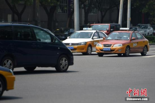 資料圖：行駛在路上的傳統(tǒng)出租車。<a target='_blank'  _fcksavedurl='http://www.chinanews.com/' ></table>中新網(wǎng)</a>記者 金碩 攝