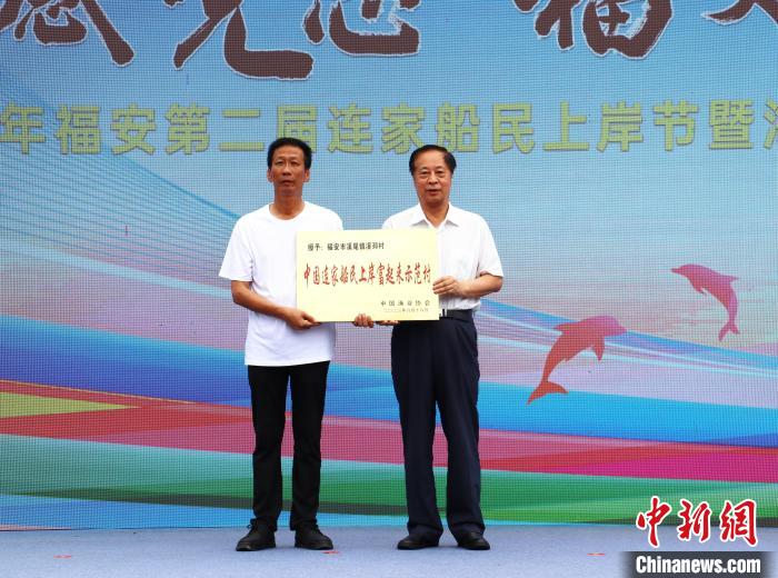 溪邳村獲“中國(guó)連家船民上岸富起來(lái)示范村”榮譽(yù)稱號(hào)?！×珠派?攝