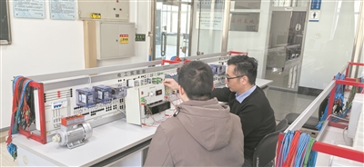 圖為哈爾濱工程大學教師指導學生開展新工科課程的實驗項目。受訪者供圖