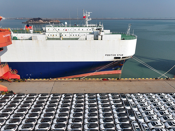 在江蘇省連云港，中國生產(chǎn)的汽車正加緊裝船出口海外。