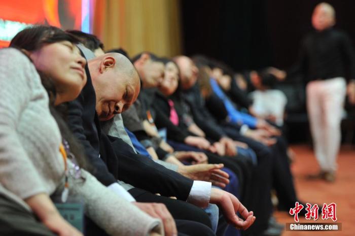 資料圖：民眾在專業(yè)催眠師的引導(dǎo)下睡覺，釋放壓力。<a target='_blank' href='/'>中新社</a>發(fā) 韋亮 攝