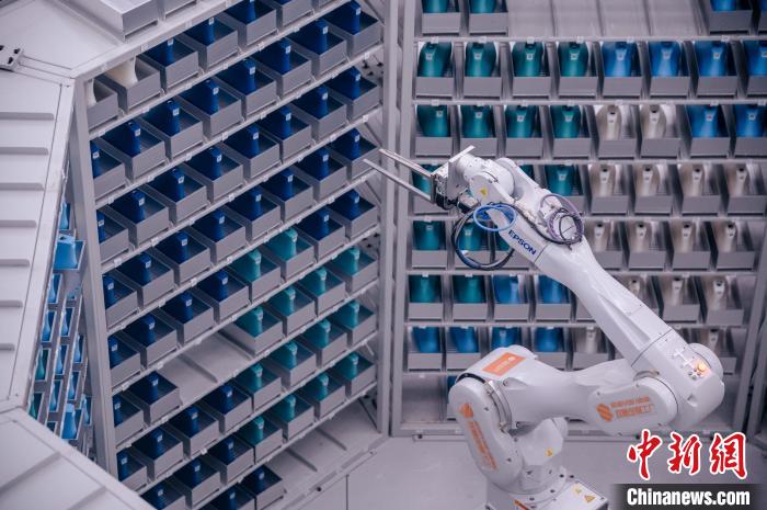 車間里，鞋楦配送機(jī)械臂在有序工作。　李南軒 攝