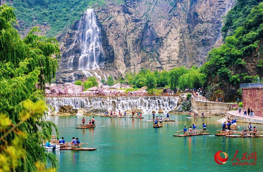 泛舟水上，成為酷熱夏季的一個避暑良方。人民網(wǎng)記者 王佩攝