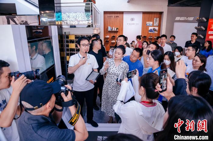 定制示范工廠可從腳型測量儀采集數(shù)據(jù)，按需進(jìn)行“私人訂制”?！±钅宪?攝