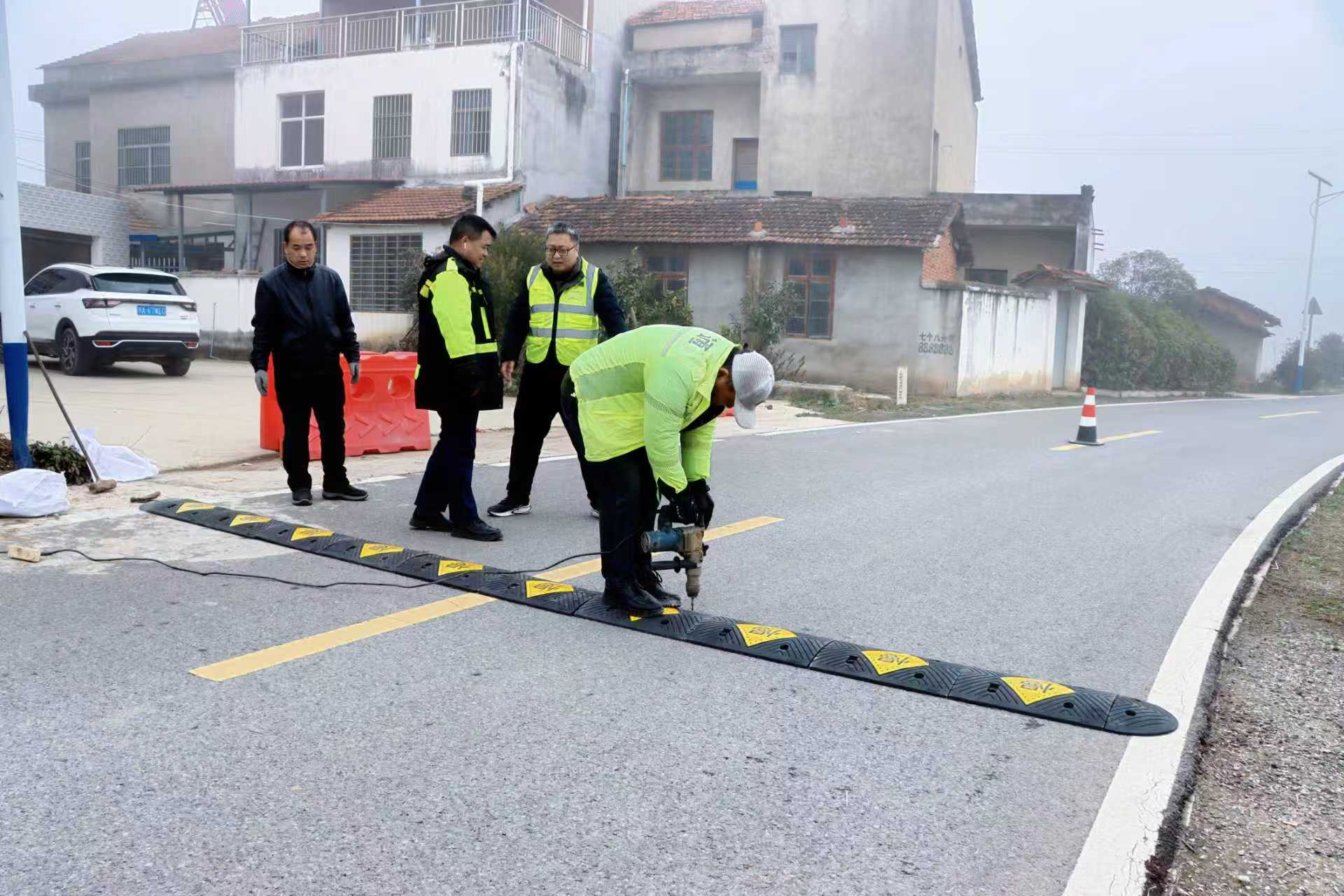 養(yǎng)護(hù)工對(duì)農(nóng)村公路進(jìn)行日常巡查、養(yǎng)護(hù)。受訪方供圖