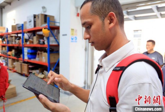 4日下午，西南交通大學孟加拉國留學生Zahidul Alam正借助“AI學伴”學習AI。 中新社記者 王磊 攝