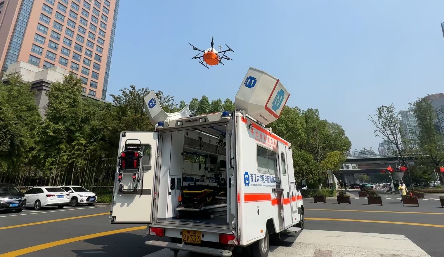 浙江大學(xué)醫(yī)學(xué)院附屬第二醫(yī)院5G急救車搭載的無人機正在起飛。人民網(wǎng)記者 申佳平攝