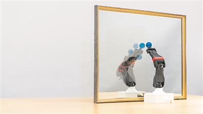 圖為機器人觀察自己在鏡子中的倒影,學(xué)習(xí)自身的形態(tài)和運動學(xué),實現(xiàn)自主模擬。圖片來源:美國哥倫比亞大學(xué)