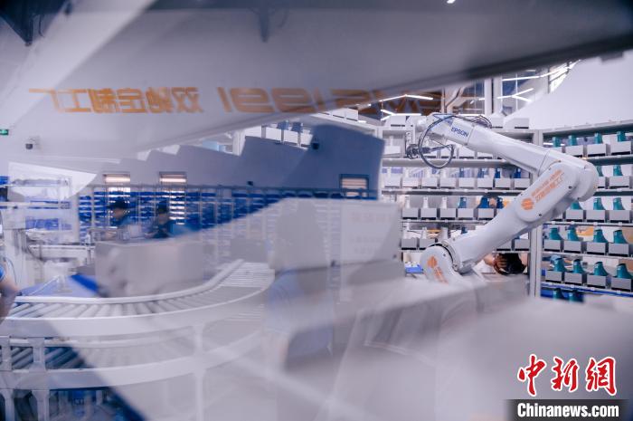 最快一個多小時，“私人訂制”的鞋子就能完成生產(chǎn)?！±钅宪?攝