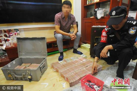 廣西南寧警方8月21日通報,當(dāng)?shù)亟粘晒善粕姘附痤~15.19億元人民幣的特大傳銷案件。圖為當(dāng)場繳獲的成捆現(xiàn)金。 圖片來源:視覺中國