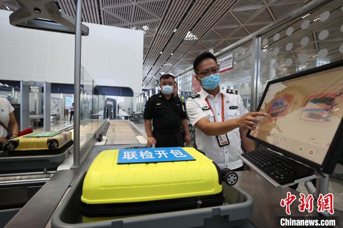6月25日，在海口美蘭國際機(jī)場T2航站樓，工作人員對完成改造的設(shè)備進(jìn)行模擬測試?！∈Y啟明 攝