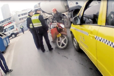 交巡警發(fā)現(xiàn)張師傅還是酒駕。 本報記者 甘俠義 攝