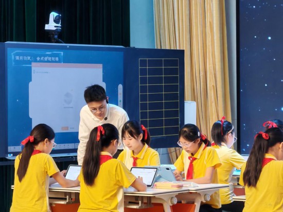 重慶科學(xué)城樹人思賢小學(xué)校教師執(zhí)教“S2C”示范課。