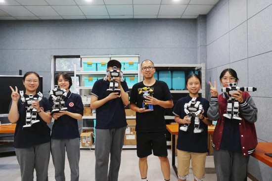 重慶八中科學(xué)城中學(xué)校科創(chuàng)社團(tuán)。