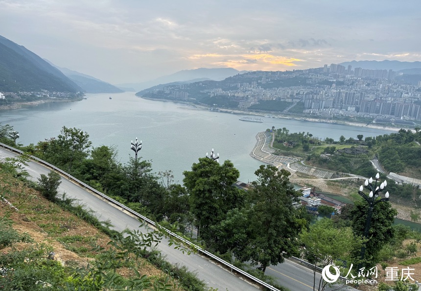 從巫山縣龍門街道江村遠(yuǎn)眺，左側(cè)為三峽里·竹枝村，右側(cè)為巫山縣城。人民網(wǎng)記者 劉政寧攝