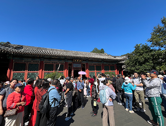 游客在頤和園游覽。人民網(wǎng)記者 李楠樺攝