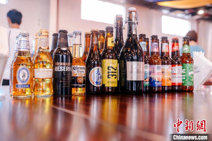 莆田基地主要生產全球旗艦品牌百威、科羅娜、貝克等啤酒，并生產雪津啤酒、雪山啤酒、藍妹啤酒等?！±钅宪?攝