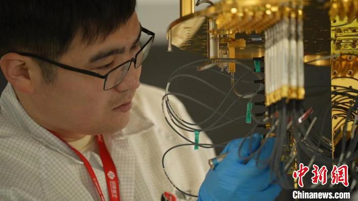 科研人員正在組裝超導(dǎo)量子計(jì)算機(jī)。