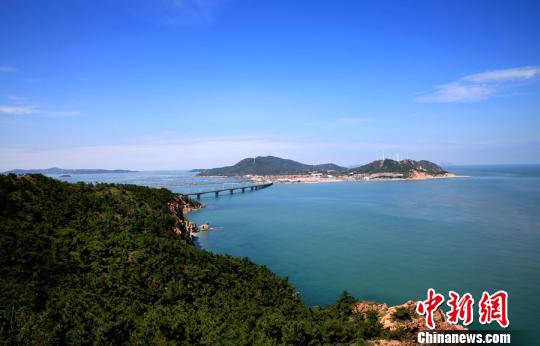 煙臺(tái)環(huán)境優(yōu)美、氣候宜人，遍布的海水浴場(chǎng)、濱海觀光景點(diǎn)為游艇帆船產(chǎn)業(yè)發(fā)展創(chuàng)造了條件。(資料圖) 楊兵 攝