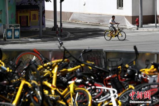 上?，F(xiàn)共享單車“墳?zāi)埂?堆積如山場面壯觀。 張亨偉 攝